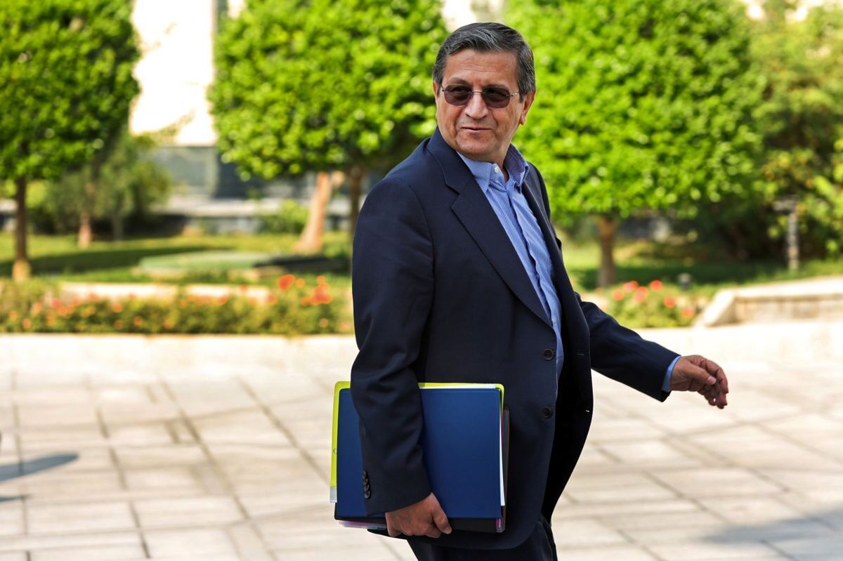 عبدالناصر همتی از وزارت اقتصاد برکنار شد